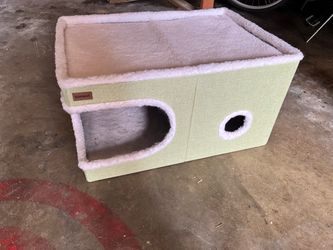 Green Cat House/Bed with Top Perch
