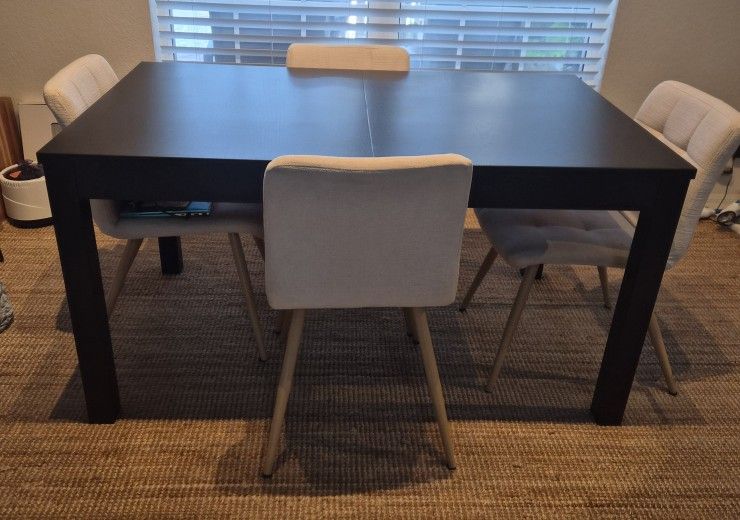 Expandable Black Dining Table with 4 Chairs – Seats 4–6
