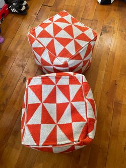 2 Cube Poufs