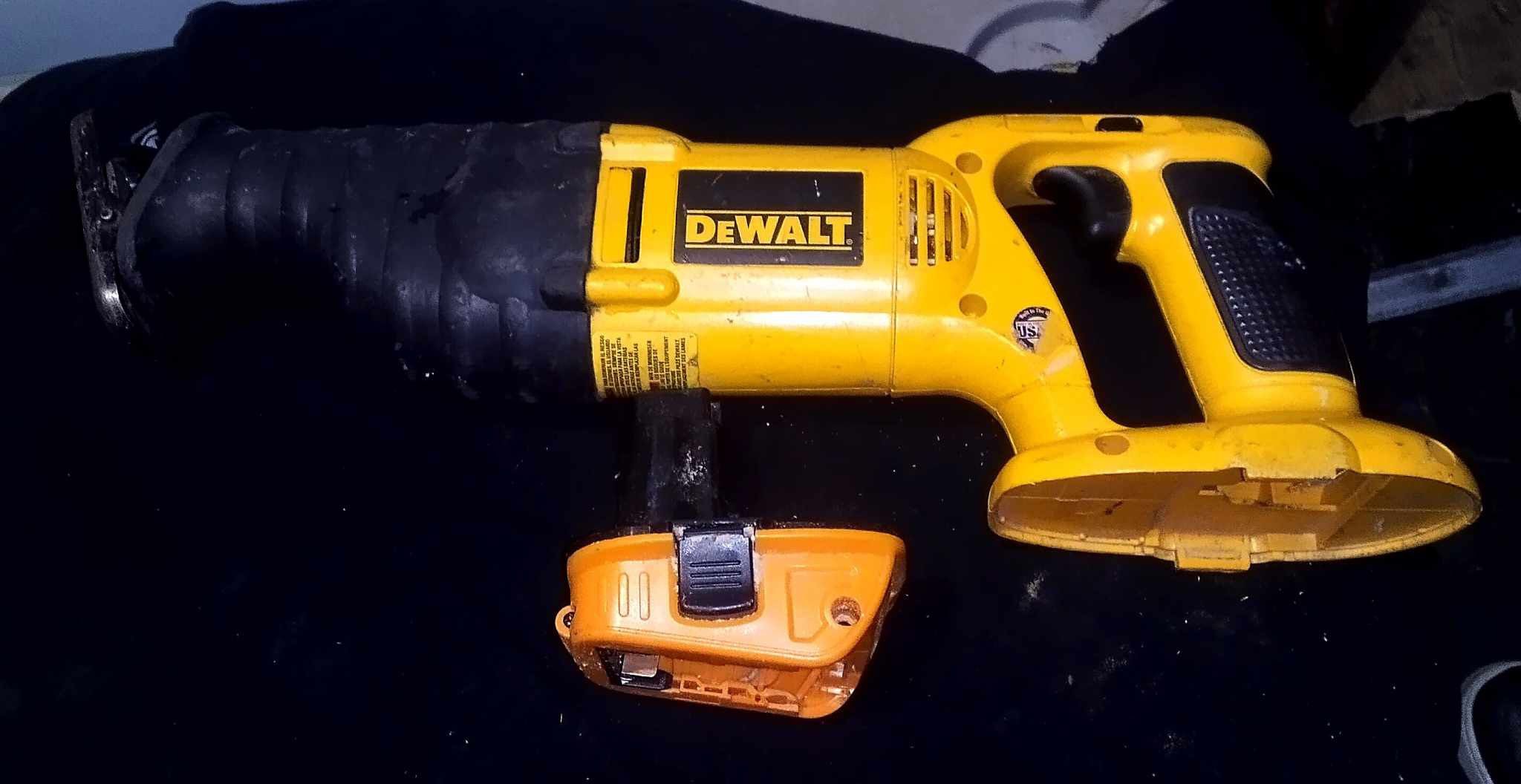 Dewalt Sawsaw With Battery Converter To Use Old And New Batteries