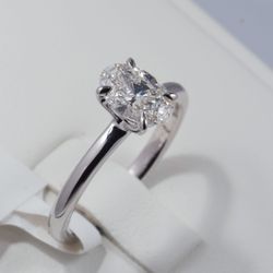New Oval-shaped Diamond Ring. 1.11 Carat, IGI Certified lab grown E-color VVS2 Clarity
