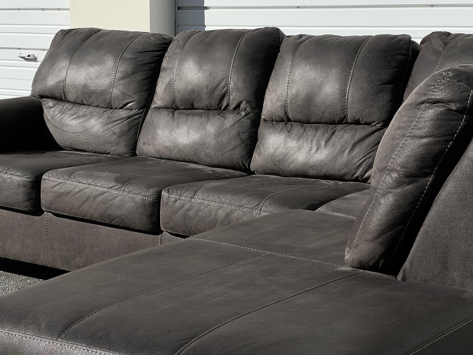 MODERN GRAY SECTIONAL LSHAPE COUCH SOFA IN EXCELLENT CONDITION LIKE