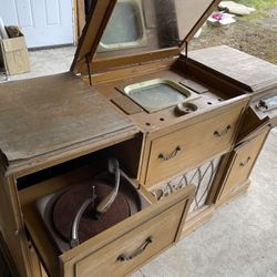 Spartan antique entertainment console