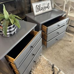 ✨✨BIG BEAUTIFUL GRAY SET OF NIGHTSTANDS ✨SOLID WOOD