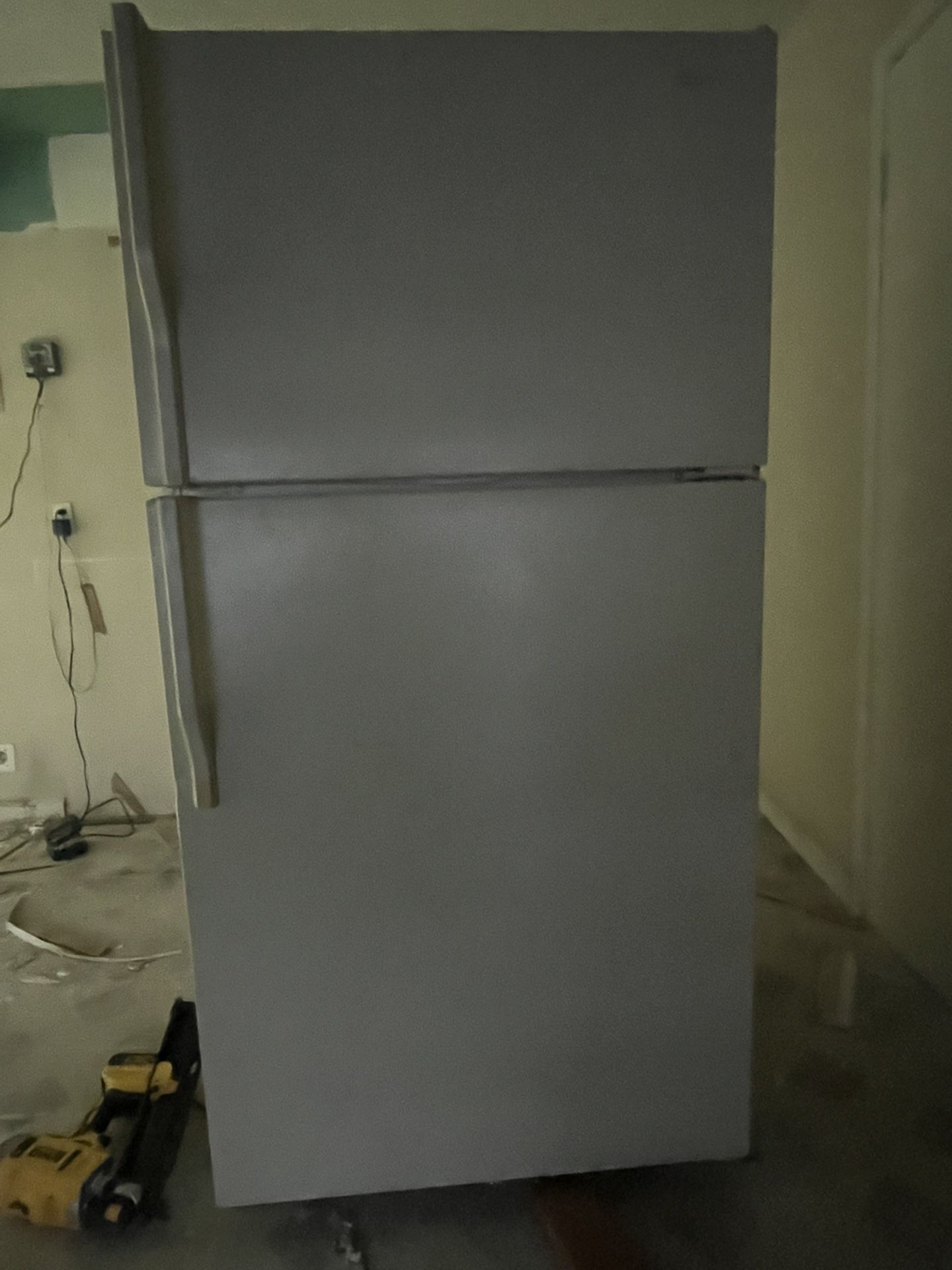 Magic Chef Refrigerator Selling ASAP Must Pick Up