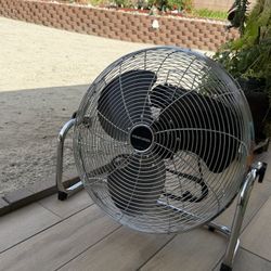 Beautiful BLACK & DECKER Industrial Fan 20 Inches.