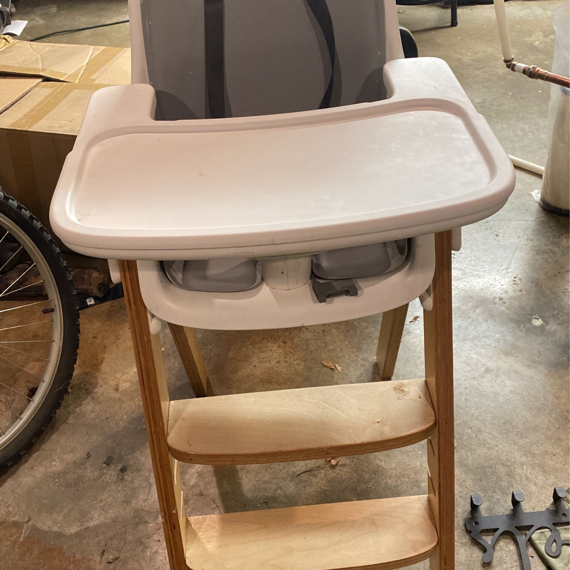 OXO High chair With Two Replacement Trays And A Replacement Foam Insert