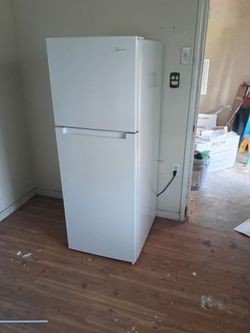 White Top-Freezer Refrigerator