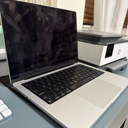 MacBook Pro ( Screen Is Damaged )