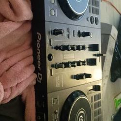 DDJ-400 DJ controller.