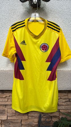 Men Soccer Jersey in Yellow size Large