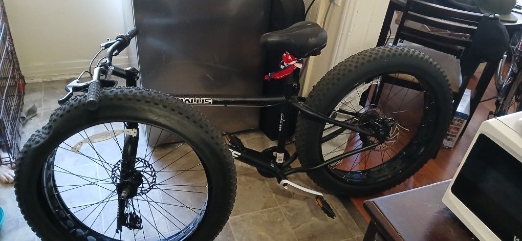 Nearly New 26" x4" tires, Mongoose MALUS MOUNTAIN BIKE. Black With Cushioned Seat. $519.99 Out The Box