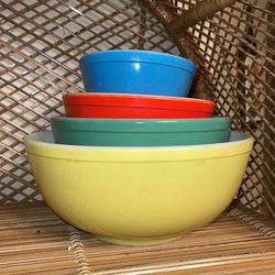 Vintage Nesting Pyrex Bowls, Mint Condition