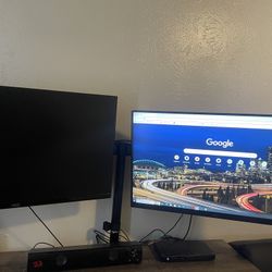 2 Computer Monitors With Mount 