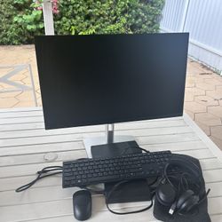 Dell Computer With Keyboard, Mouse, And Headset 