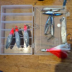 LOT OF 9 SALTWATER FISHING LURES, SALAS, TADY, ZUKER W/ TACKLEBOX