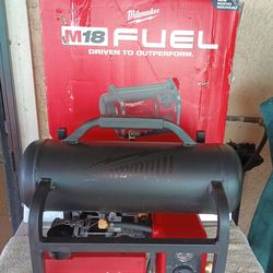 Milwaukee
M18 FUEL 18-Volt Lithium-Ion Brushless Cordless 2 Gal. Electric Compact Quiet Compressor (Tool-Only) solo se provo