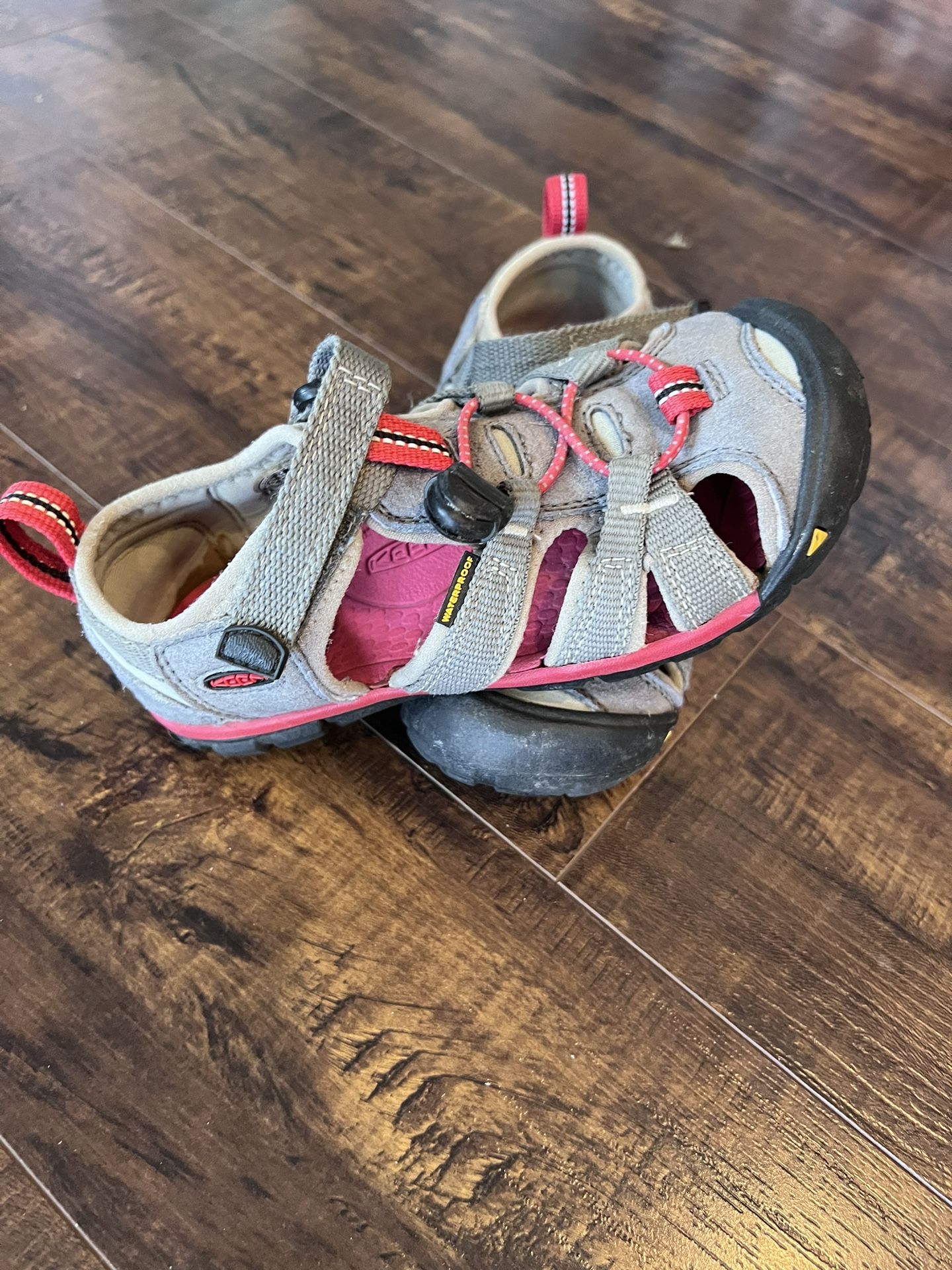 Boys Keens Size 12