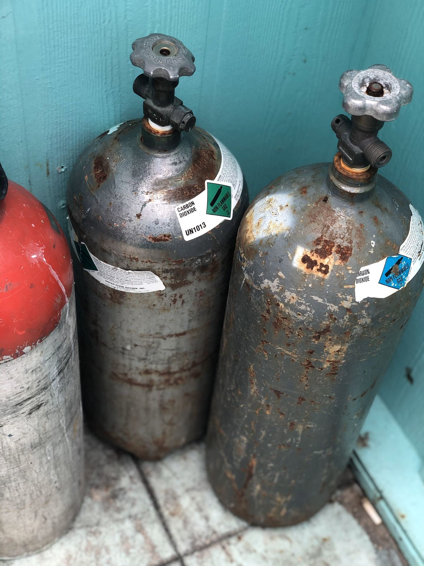 Carbon dioxide tanks for keg machine