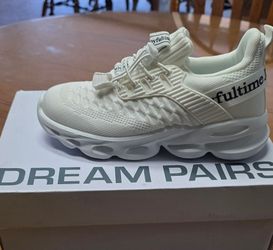 Child's size 5 tennis shoe