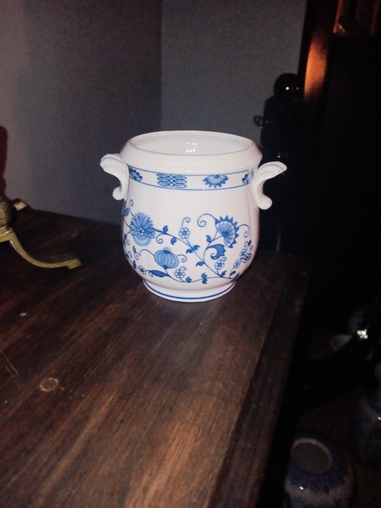 Vintage Vienna Woods Planter
