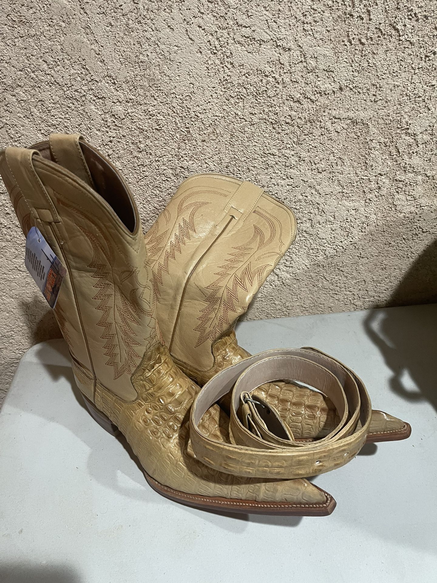 Men’s Boots With Belt