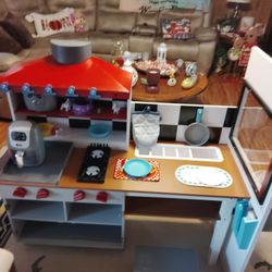 A Extra Large Kitchen With Accessories 