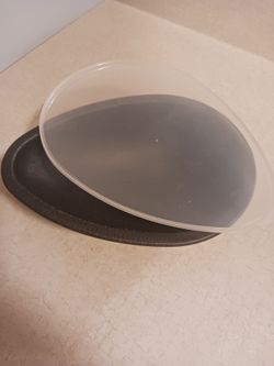 Recipiente de plastico en forma de aguacate.