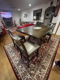 Costco 5 Piece Dinning Set- Excellent Condition