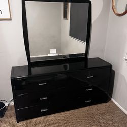 Dresser With Mirror