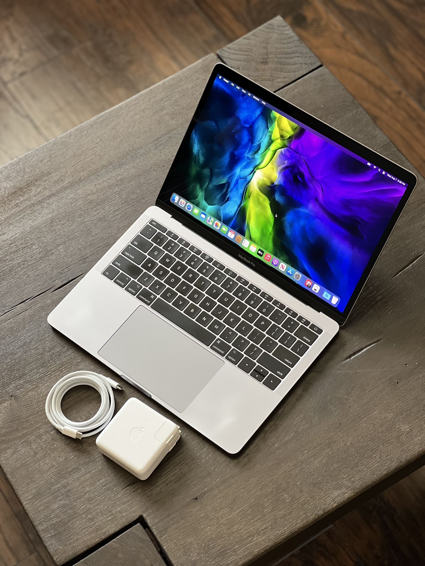 2016 MacBook PRO 2.0ghz (i5) - 8gb - 256gb SSD
