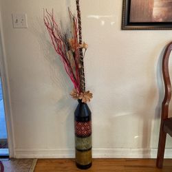 Metal Vase And Ornaments / Base De Florero Con Adornos
