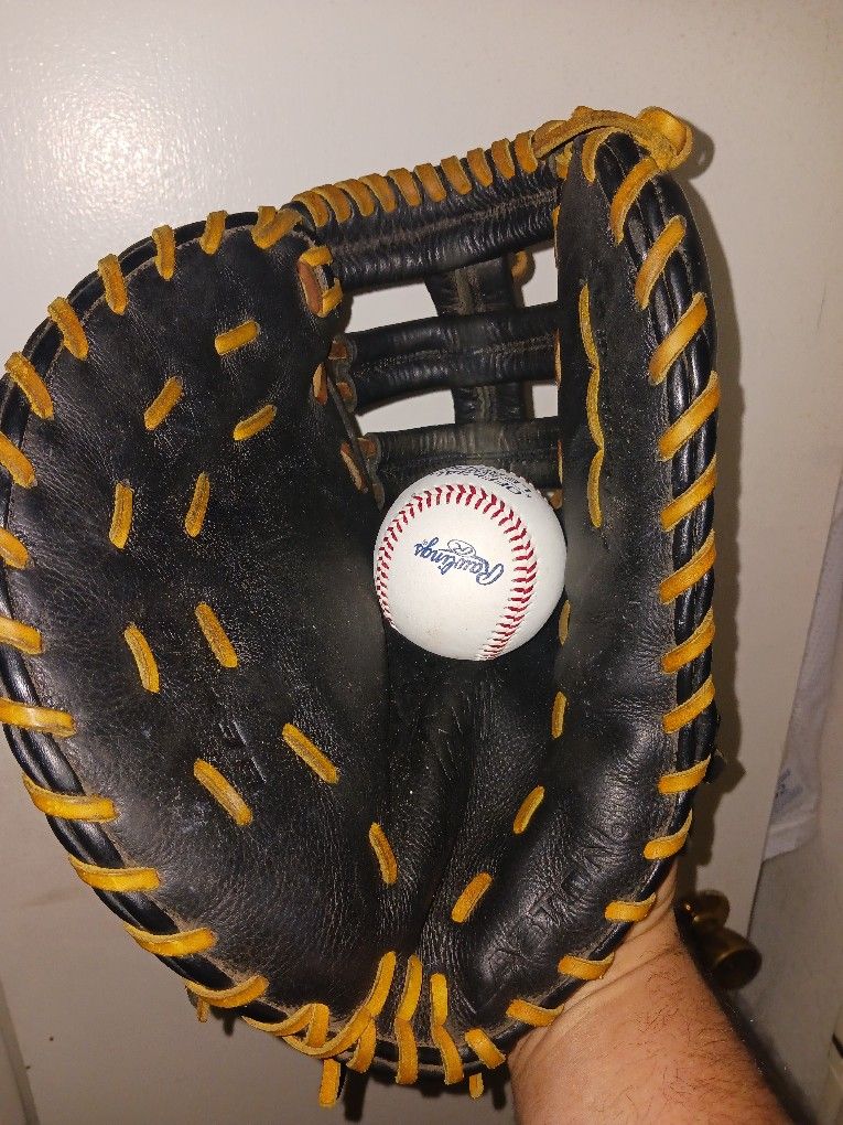 Left-handed Baseball And Softball Gloves
