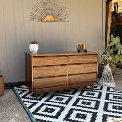 Mid Century Modern Lowboy Dresser . 