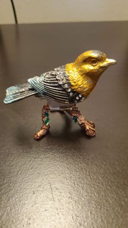 Figure of a bird on a branch.