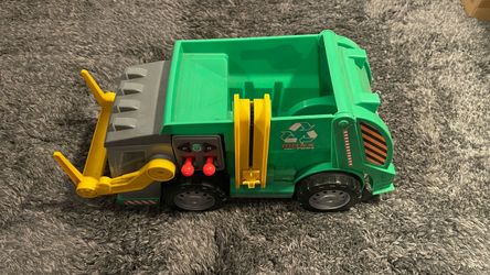 Maxx Action garbage truck