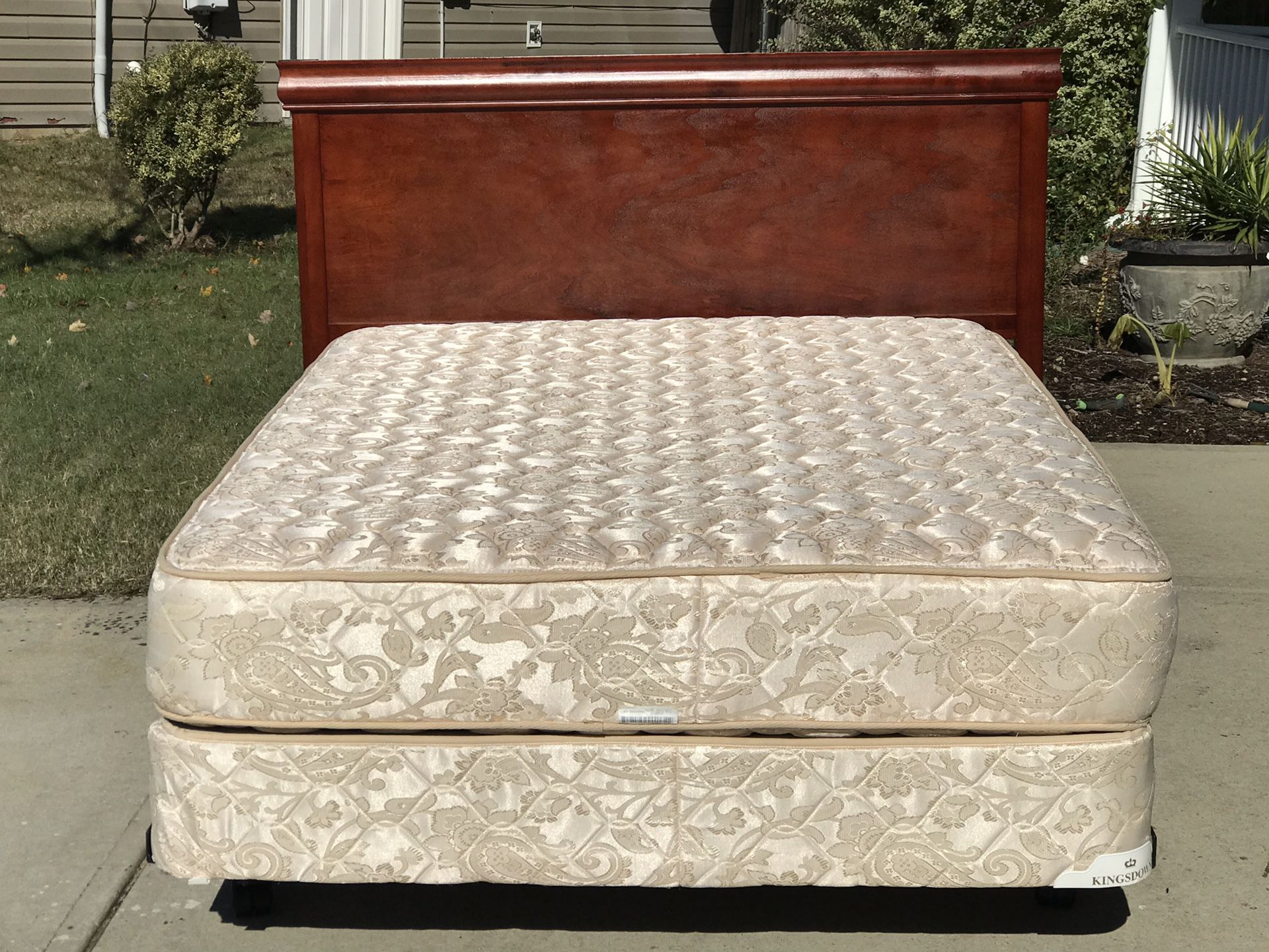 Full Bed with Headboard, Mattress, boxspring and Rail. Great condition. Delivery available for a small fee. Hablar Espanol