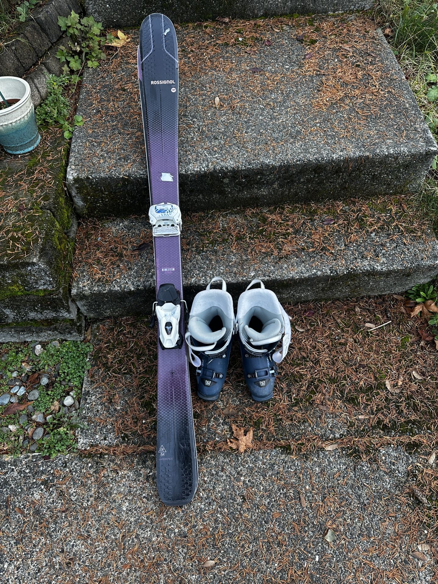 Used Women Ski Set