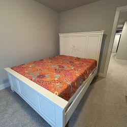 Ahsley White Queen Bed 