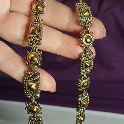 beautiful silver necklace 