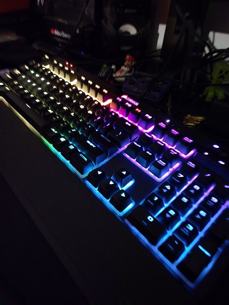 CORSAIR k70 RGB MK.2 mechanical gaming keyboard fill size aluminum frame