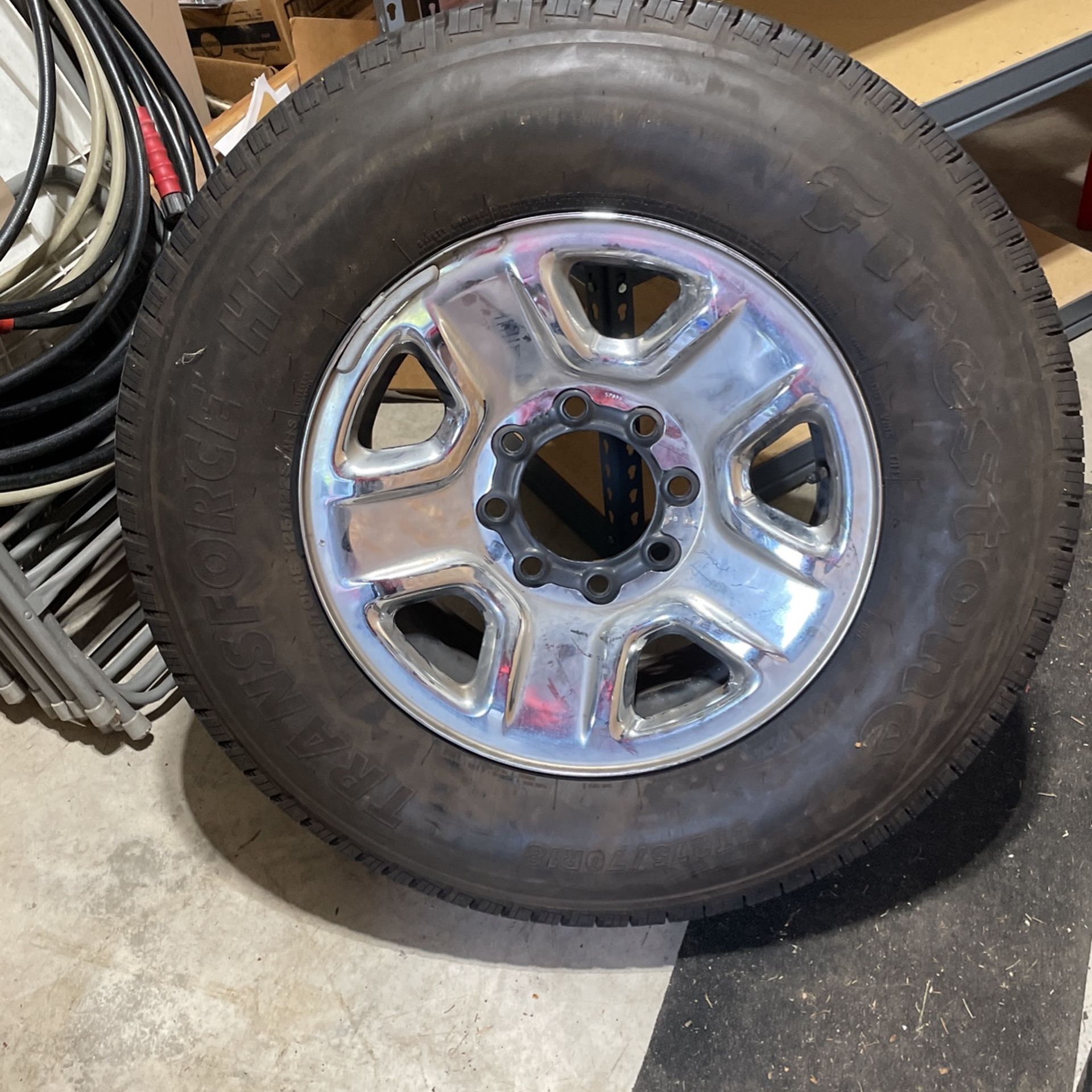 18 Inch 8 Lug Nut Wheel