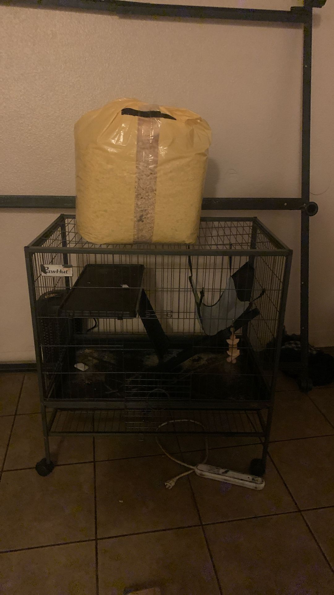 Rabbit/genie Pig Cage With Half Bag Shreds