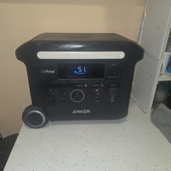 Anker: SOLIX F2600 Portable Power Station. 