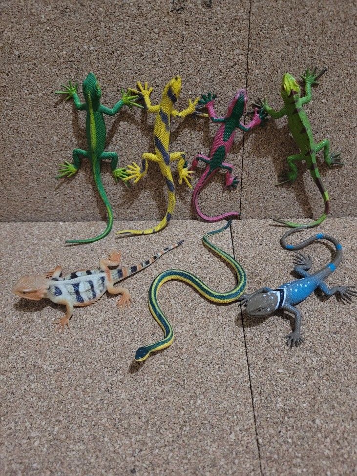 Lot of 7 XX- Generic Realistic Plastic Iguana Snake and Desert Lizards Reptiles.
