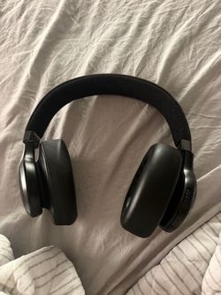 JBL LIVE 770NC over-ear headphones