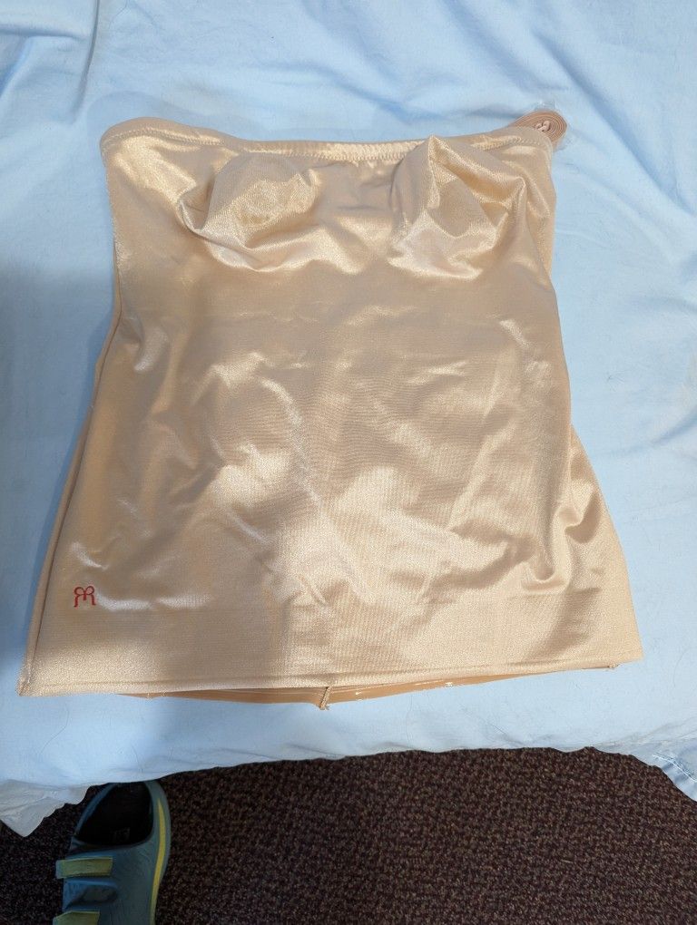 New Ruby Ribbon Convertible Strapless or straps Size 40 Nude / Champagne Color