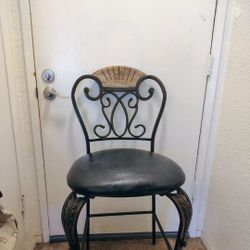 Metal Bar Stool.  40/Bo Excellent Condition
