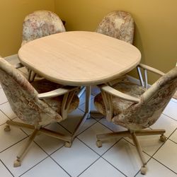 Kitchen Table Set! Includes Kitchen Table With Leaf Extension  & 4 Rolling Castor Swivel Chairs!! 