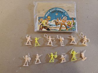 Lot of 12 Vintage Plastic COWBOYS & INDIANS